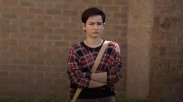 Bcbgeneration Plaid Sweater usado por Audrey Jensen (Bex Taylor-Klaus) en Scream (S01E01)