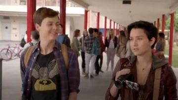 GnomEnterprises DJ Owl Tee usado por Noah Foster (John Karna) en Scream (S01E01)