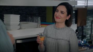 Blusa de Zara con perlas usadas por Jen (Zoe Lister-Jones) en Life in Pieces (S03E11)