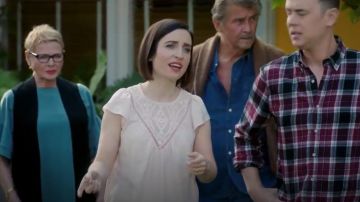 Rebecca Taylor Aztec Embroidered Silk Top usado por Jen (Zoe Lister-Jones) en Life in Pieces (S03E12)