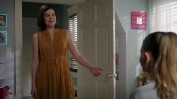 Vestido de seda de Ulla Johnson Minetta usado por Heather (Betsy Brandt) en Life in Pieces (S03E13)
