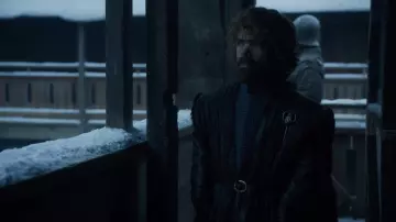La réplica del broche de la mano del rey que lleva Tyrion Lannister (Peter Dinklage) en Juego de Tronos S08E01