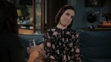 Ulla Johnson Petunia Floral Print Silk Crepon Blusa usada por Jen (Zoe Lister-Jones) en Life in Pieces (S03E13)