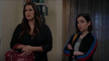 Current Elliott The Crewneck Graphic Tee usado por Jen (Zoe Lister-Jones) en Life in Pieces (S03E13)