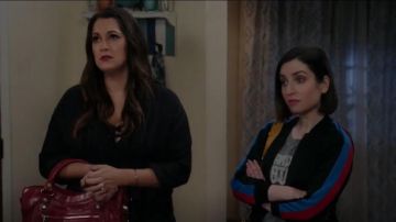 Chaqueta Pam & Gela Crop Track usada por Jen (Zoe Lister-Jones) en Life in Pieces (S03E13)