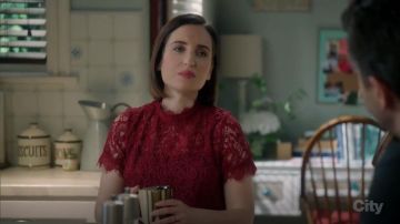 Camiseta de encaje bordado de Zara usada por Jen (Zoe Lister-Jones) en Life in Pieces (S03E13)