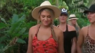 Topshop Île d'Impression Camisole Haut porté par Gina Kirschenheiter dans Le Real Housewives of Orange County (S13E13)