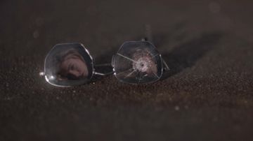 Les lunettes de soleil portées par des Prairies Johnson (Brit Marling) dans L'ARTHROSE S02E01