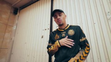 La camiseta Hummel Hive x 24 Kilates de Mister V en su video de YouTube MISTER V - RAP VS REALITE 2