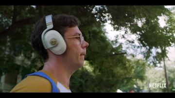The headphone music of Ryan (Ryan O'connell) in Special (S01E01)