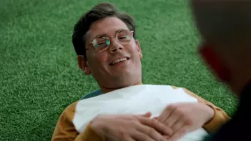 Les lunettes rondes de Ryan (Ryan O'Connell) dans Special (S01E01)