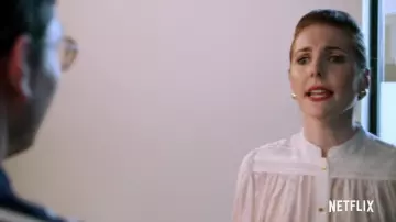 La chemise brodée blanche écrue de Olivia (Marla Mindelle) dans Special (S01E02)