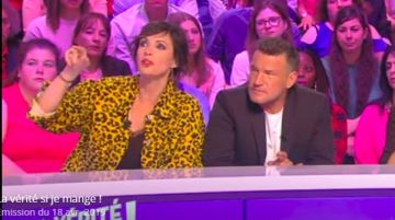 The jean jacket oversize leopard printed Reed Géraldine Maillet in truth if I eat the 18.04.2019 on C8