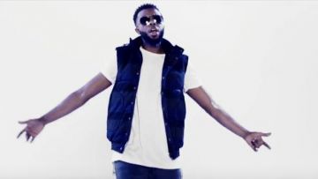 The hooded jacket without sleeves worn by Lefa in her video clip Masterchef