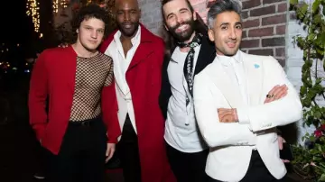 Le t-shirt résille porté par Antoni Porowski sur une photo promotionnelle de Queer Eye