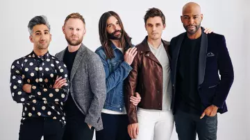 La chemise à pois portée par Tan France sur une photo promotionnelle de Queer Eye