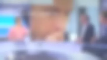 La exclusiva camisa rosa con velo de seda de Caroline Roux en C dans l'air el 18.04.2019