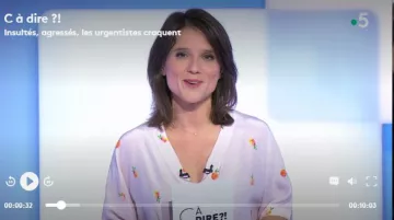 The silk top with V-neck collar with buttons to loop covered in fabric and detail knotted on the front of Melanie Taravant in C to tell the 15.04.2019