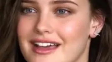 Los pendientes de Hannah Baker (Katherine Langford) en 13 Reasons Why