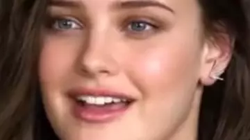 Les boucles d'oreilles de Hannah Baker (Katherine Langford) dans 13 Reasons Why