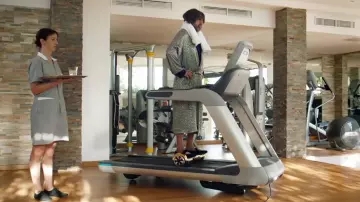 Hoverboard gold color used by Alex (Kad Merad) in Just a gigolo