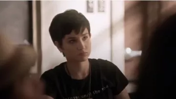 Forever 21 Until the End Graphic Tee usada por Audrey Jensen (Bex Taylor-Klaus) en Scream (S01E05)