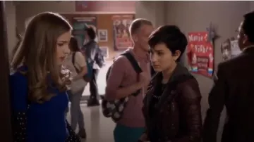 Peuple libre Végétalien Cuir Veste à Capuche en Rouge porté par Audrey Jensen (Bex Taylor-Klaus) dans Scream (S01E05)