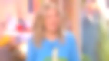 Le pull bleu clair banane de Agathe Lecaron dans la maison des maternelles du 13/03/2019 rediffusé le 23/04/2019