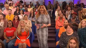 Alice + Olivia Noir et blanc en peau de serpent “Delora” la robe portée par Wendy Williams sur Le Wendy Williams Show le 22 avril 2019