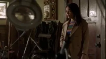 Sandro Emastic espalda con gabardina usada por Mona Vanderwaal (Janel Parrish) en Pretty Little Liars: The Perfectionists (S01E05)
