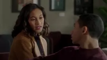 Peinture murale Ours en Peluche Manteau porté par Caitlin Lewis (Sydney Park) dans Pretty Little Liars: Les Perfectionnistes (S01E05)