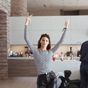 Marine Serre Crescent estampado de luna camiseta de manga larga usada por Kendall Jenner en su cuenta de Instagram @kendalljenner