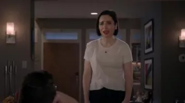 Joie Jayni Ruffled Cashmere Sweater usado por Jen (Zoe Lister-Jones) en Life in Pieces (S03E15)