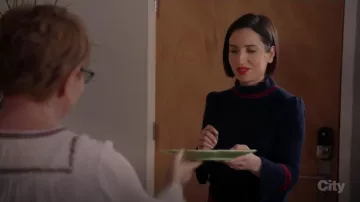 Suéter Sandro con cuello con volantes usado por Jen (Zoe Lister-Jones) en Life in Pieces (S03E15)