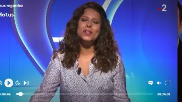 The shirt is straight-cut, fluid content,silk, printed pattern of Myriam Seurat Motus 22.04.2019