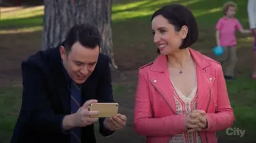 Chaqueta de cuero Iro Ashville usada por Jen (Zoe Lister-Jones) en Life in Pieces (S03E15)