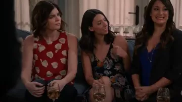 Teoría Zabetha Harper Estampado Silk Top usado por Heather (Betsy Brandt) en Life in Pieces (S03E17)