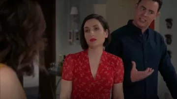 El vestido largo de gasa floral kooples usado por Jen (Zoe Lister-Jones) en Life in Pieces (S03E17)