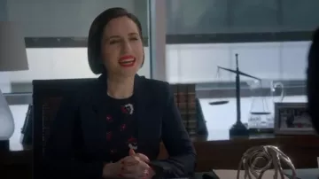 Smythe Duchess Single Button Wool Blazer usado por Jen (Zoe Lister-Jones) en Life in Pieces (S03E18)