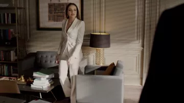 Los pantalones blancos de Alexander McQueen usados por Fallon Carrington (Elizabeth Gillies) en Dinastía (S02E17)