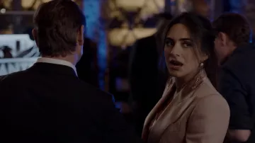 Pendientes Miu Miu de Cristal Jennings (Ana Brenda Contreras) en Dinastía S01E17