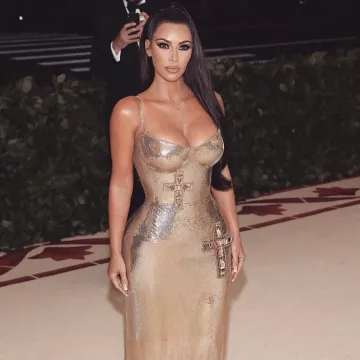 The golden gown to the Met Gala 2018 Kim Kardashian on the account instagram @kimkardashian