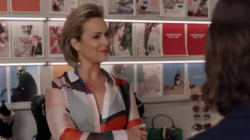 Cushnie Ada Expressionniste en Mousseline de soie Chemisier porté par Jacqueline Carlyle (Melora Hardin) dans Le Gras (S03E02)