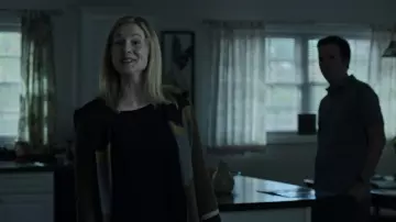 Le cardigan de Wendy Byrde (Laura Linney) dans Ozark (S01E07)