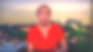 The red dress contrasting stripe with cut-out designs of Anne-Sophie Lapix in Journal de 20h de France 2 the 23.04.2019