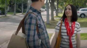 Madewell Whisper Cotton Crewneck Tee usado por Jen (Zoe Lister-Jones) en Life in Pieces (S03E19)