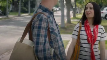 Alexander McQueen Skull Scarf usado por Jen (Zoe Lister-Jones) en Life in Pieces (S03E19)