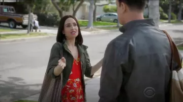 Free People Gorgeous Jess Wrap Maxi Vestido usado por Jen (Zoe Lister-Jones) en Life in Pieces (S03E19)