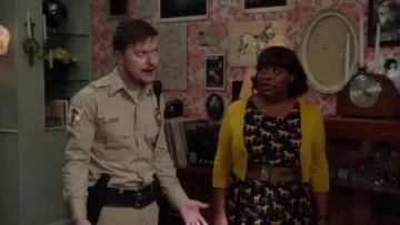 ModCloth Oh My Gosh A-Line Dress in Horses usado por Anne Flatch (Sherri Shepherd) en Trial & Error (S02E05)