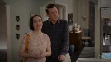 Camiseta de encaje bordado de Zara usada por Jen (Zoe Lister-Jones) en Life in Pieces (S03E20)